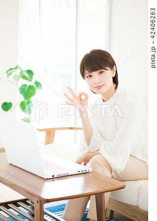 パソコン 女性 オッケーサイン パソコン 女性 オッケーサイン 42406263