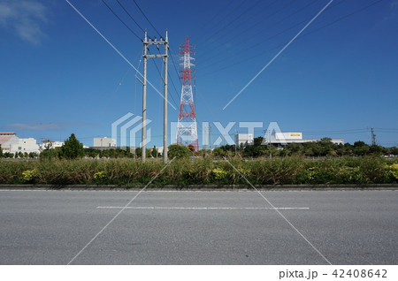 晴れた日の鉄塔と道路 晴れた日の鉄塔と道路 42408642