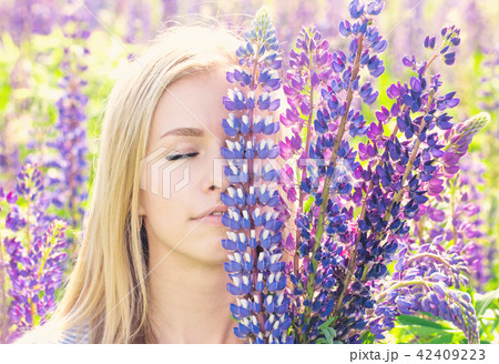woman hiding behind a bouquet 42409223