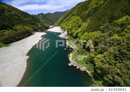 高知県越知町 仁淀川中流域の清冽な流れ 高知県越知町 仁淀川中流域の清冽な流れ 42409691