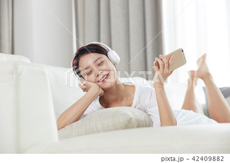 韓国人 若い女性 ソファ 42409882