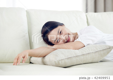 韓国人 若い女性 ソファ 42409951