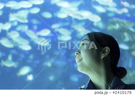 水族館　女性　浴衣　デート 42410176