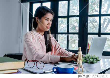 Business woman hands typing on keyboard 42411005