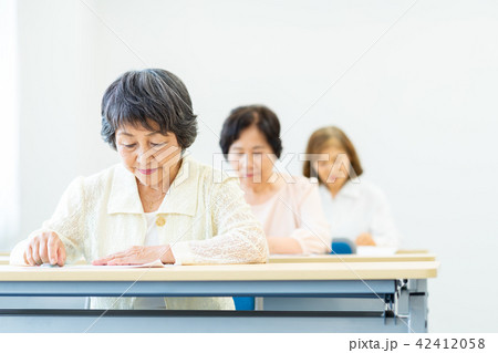 シニアの女性セミナー 42412058