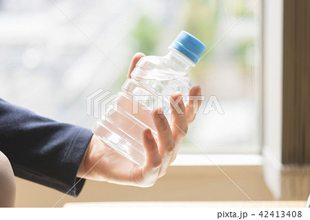 女性　ビジネスウーマン　ペットボトル　顔無し 42413408