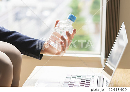 女性　ビジネスウーマン　ペットボトル　顔無し 42413409