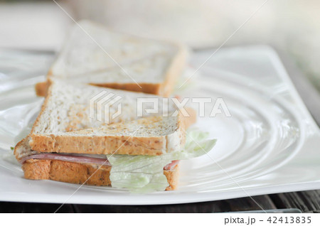 ham and cheese sandwich 42413835