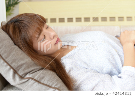 睡眠をとる女性 睡眠をとる女性 42414813