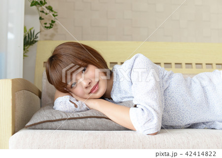 寛ぐ女性 寛ぐ女性 42414822