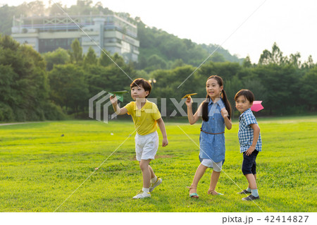 韓国人 子供 屋外 42414827
