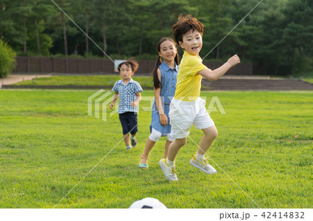 韓国人 子供 屋外 42414832