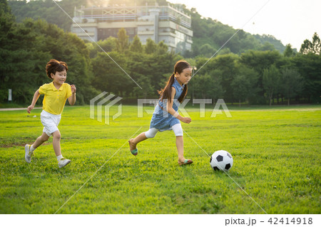 韓国人 子供 屋外 42414918