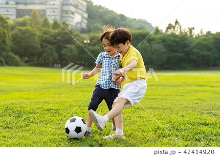 韓国人 子供 屋外 42414920