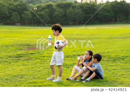 韓国人 子供 屋外 42414921