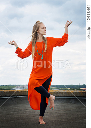 Beautiful dancing woman Beautiful dancing woman 42418464