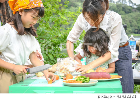 キャンプ　アウトドア　親子でカレー作り 42422221