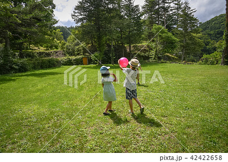 公園でボール遊びをする親子の写真素材