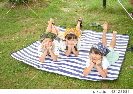 キャンプで遊ぶ子供たち 42422682