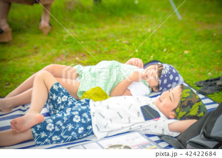 キャンプで遊ぶ子供たち 42422684