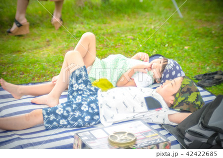 キャンプで遊ぶ子供たち 42422685