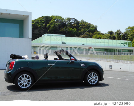 MINIミニクーパーオープンカー 美術館とオープンカー 42422990