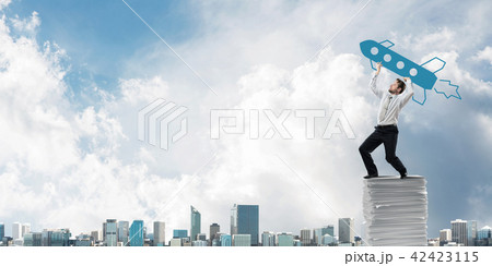 Businessman with drawn rocket 42423115