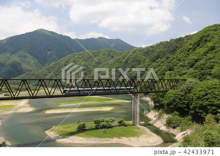 野岩鉄道湯西川橋梁をわたる東武リバティ 42433971
