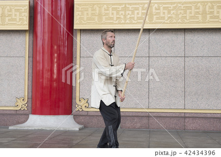 男性 男 男の人 42434396