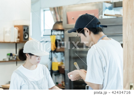 パン屋さん 42434716