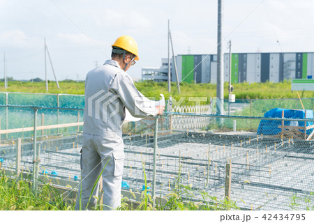 図面を持つビジネスマン・住宅基礎工事 42434795