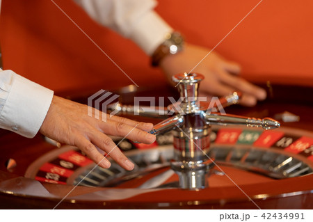 カジノディーラー　カジノ　ルーレット　賭け事　カジノ法案　娯楽 42434991