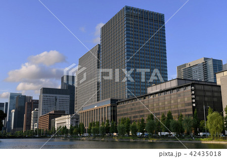 日本の東京都市景観　日比谷通りのオフィスビル群などを望む　　 42435018