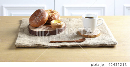 パン 食事 トレイ 42435218