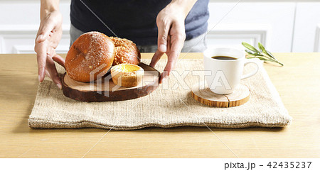 パン 食事 トレイ 42435237
