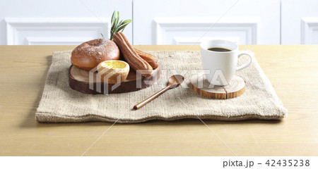 パン 食事 トレイ 42435238