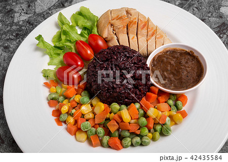 Clean food Riceberry rice with Chicken Breast 42435584