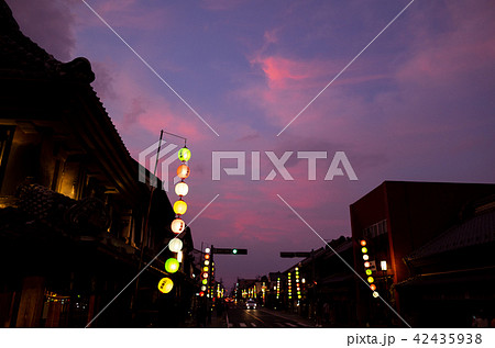 夏祭りの提灯 川越一番街の夕空 A 暮れなずむ街並みの写真素材