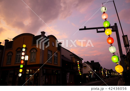 夏祭りの提灯 川越一番街の夕空 Bの写真素材