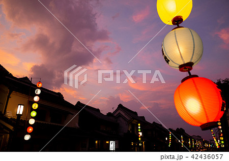 夏祭りの提灯 川越一番街の夕空 C 1 手前の提灯の前ボケの写真素材