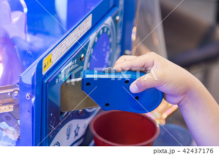ゲームセンターでコインゲームをする子供 42437176