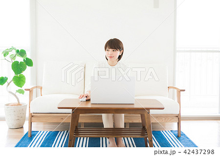 パソコンをする若い女性 パソコンをする若い女性 42437298