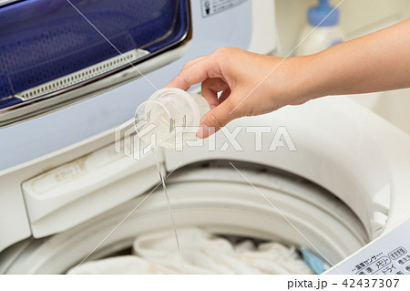 洗濯機に洗剤を入れる女性 42437307