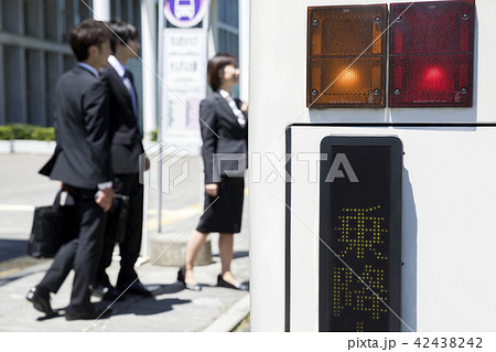 バス停でバスに乗車するビジネスパーソン 42438242