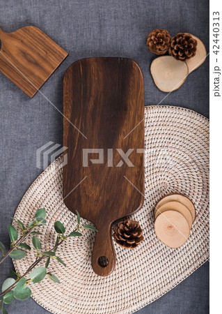 まな板 松ぼっくり 葉 42440313