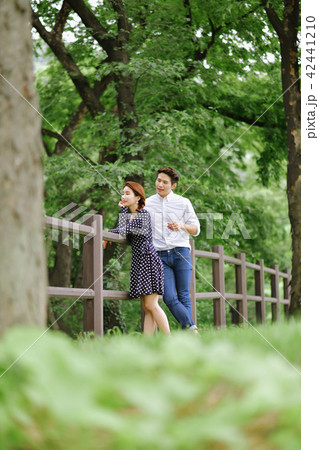 公園セックス 데이트,산책,나들이,숲,공원산책,공원,데이트코스,힐링,썸,여행,산림욕の写真素材 [42441210] - PIXTA