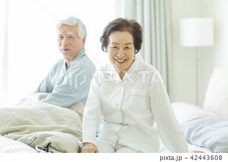 シニア夫婦 ベッド 42443608