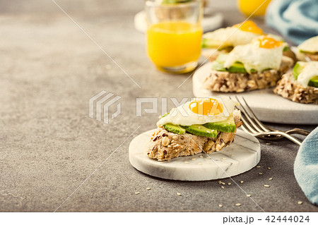 Sandwich with avocado and fried eggs 42444024