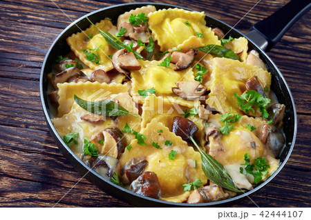 ravioli in creamy garlic mushrooms sauce 42444107