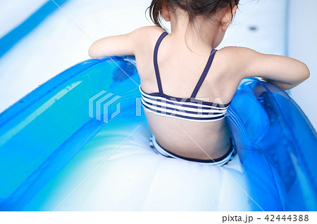 プール (女児 子育て 育児 ライフスタイル 真夏 スイミング 水泳 水遊び 女の子 水浴び 自宅) 42444388